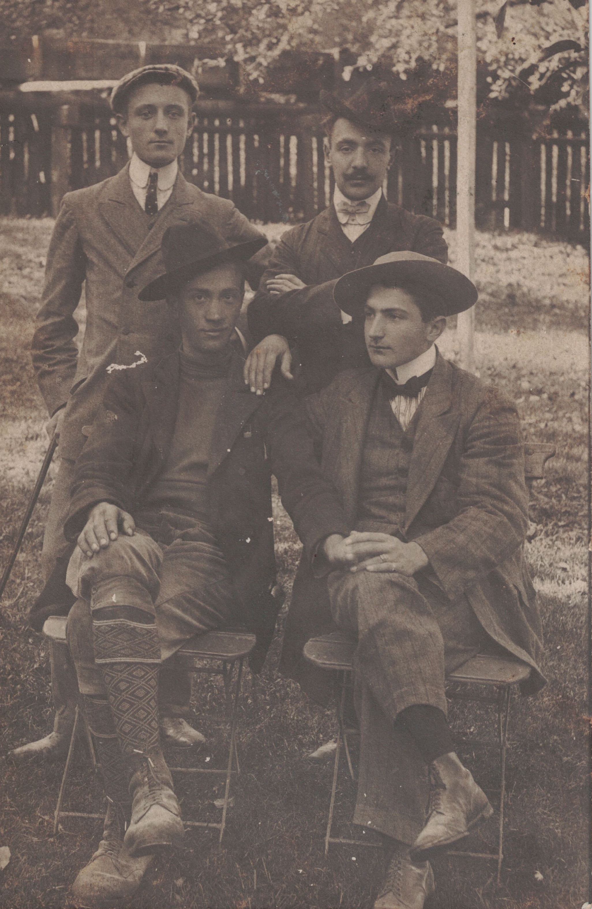 Carlo Bassani (in alto a destra) con amici · Arnoldstein, 1908