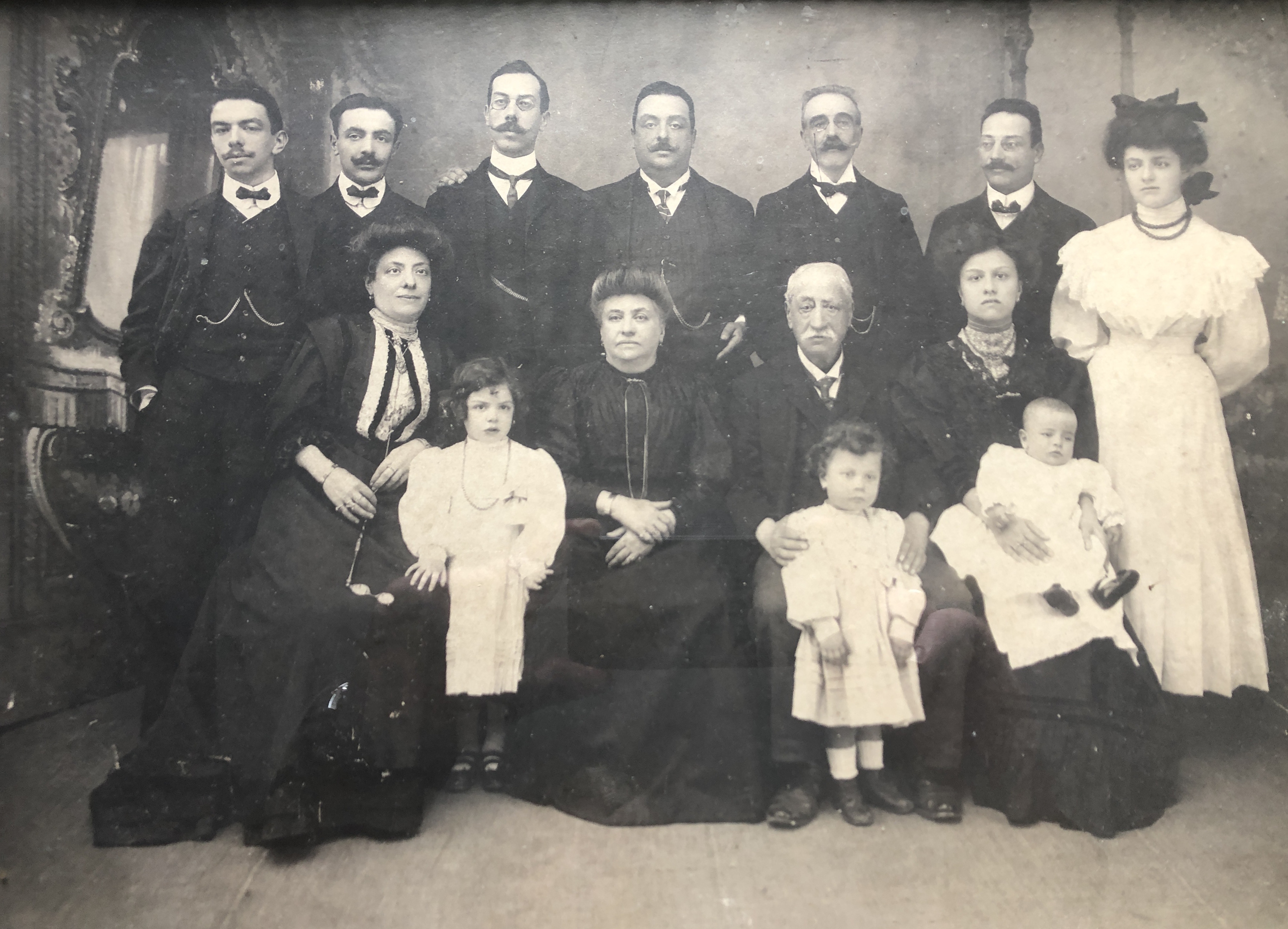 Da destra a sinistra: in piedi, Pia Bassani – Giacomino Anau – Enrico Bassani – Ercole Anau – Guido Anau – Carlo Bassani – Giuseppe Bassani; a sedere, Bice Anau con Giorgio Anau; Lustro Anau con la moglie e con Letizia Anau; Elide Anau Bassani con Laura Bassani