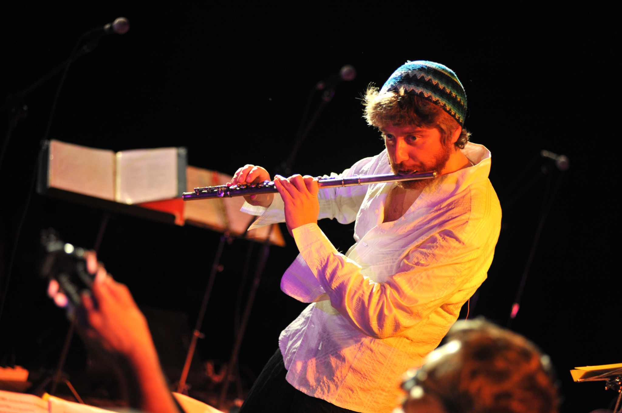 Enrico Fink al flauto durante un concerto